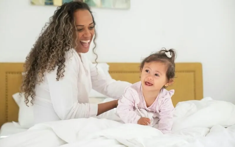 Parent parlant à l'enfant de la gouvernante